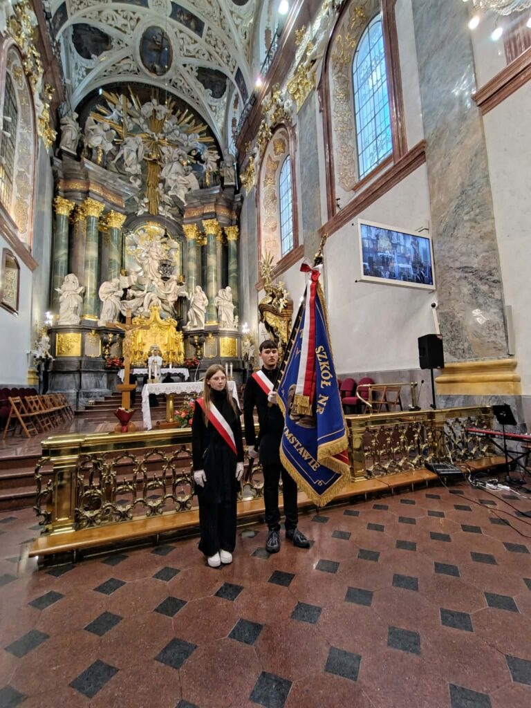 Młodzież szkoły w poczcie sztandarowym na pielgrzymce