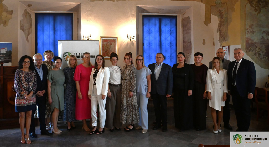 Nauczyciele, dyrektorzy, władze samorządowe - zdjęcie grupowe, nauczyciele odebrali akty nadania stopnia awansu zawodowego nauczyciela mianowanego.