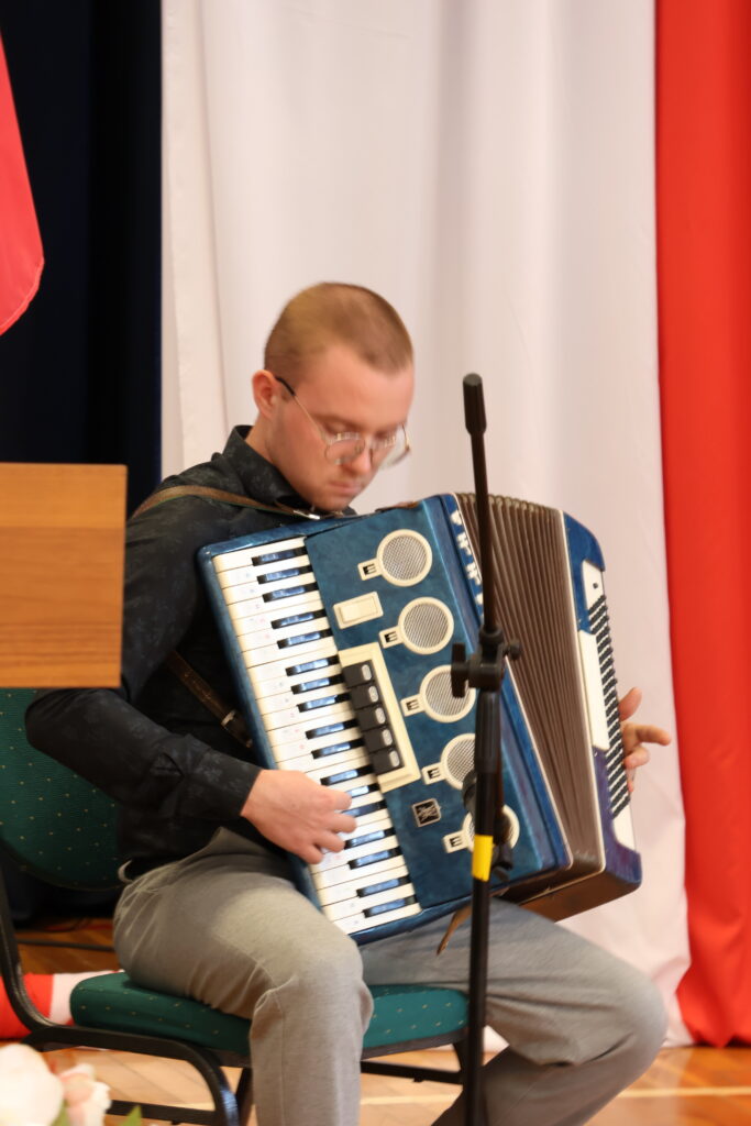 Uczeń gra na akordeonie
