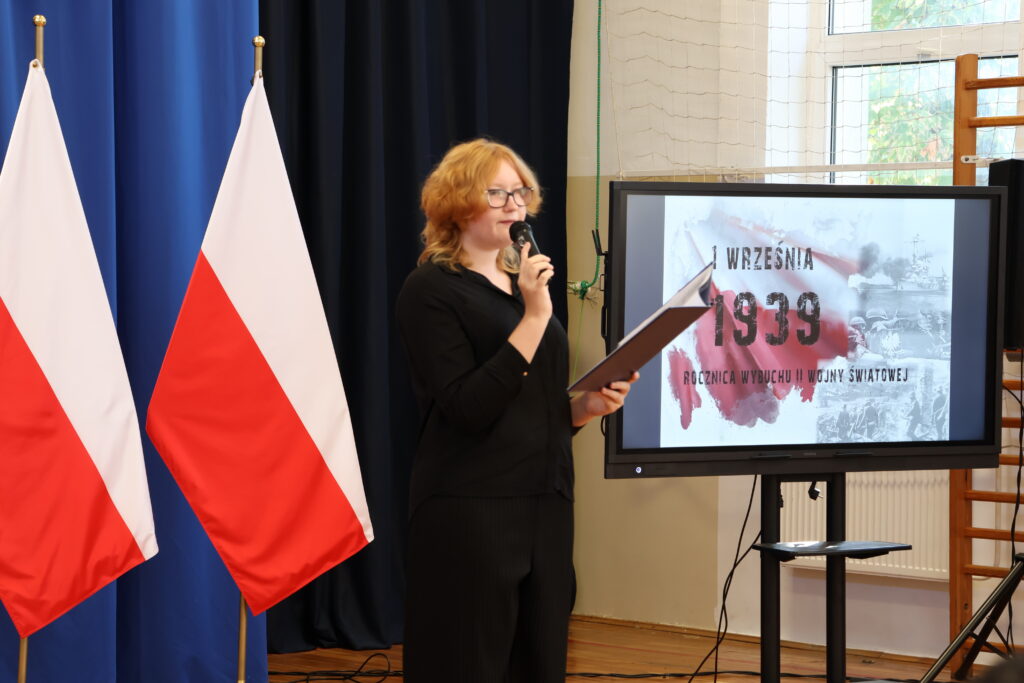 Uczennica Maja recytuje wiersz