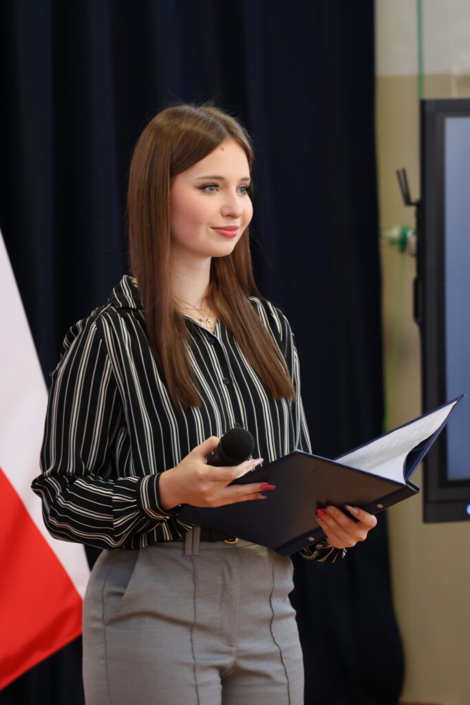 uczennica Paulina śpiewa piosenkę