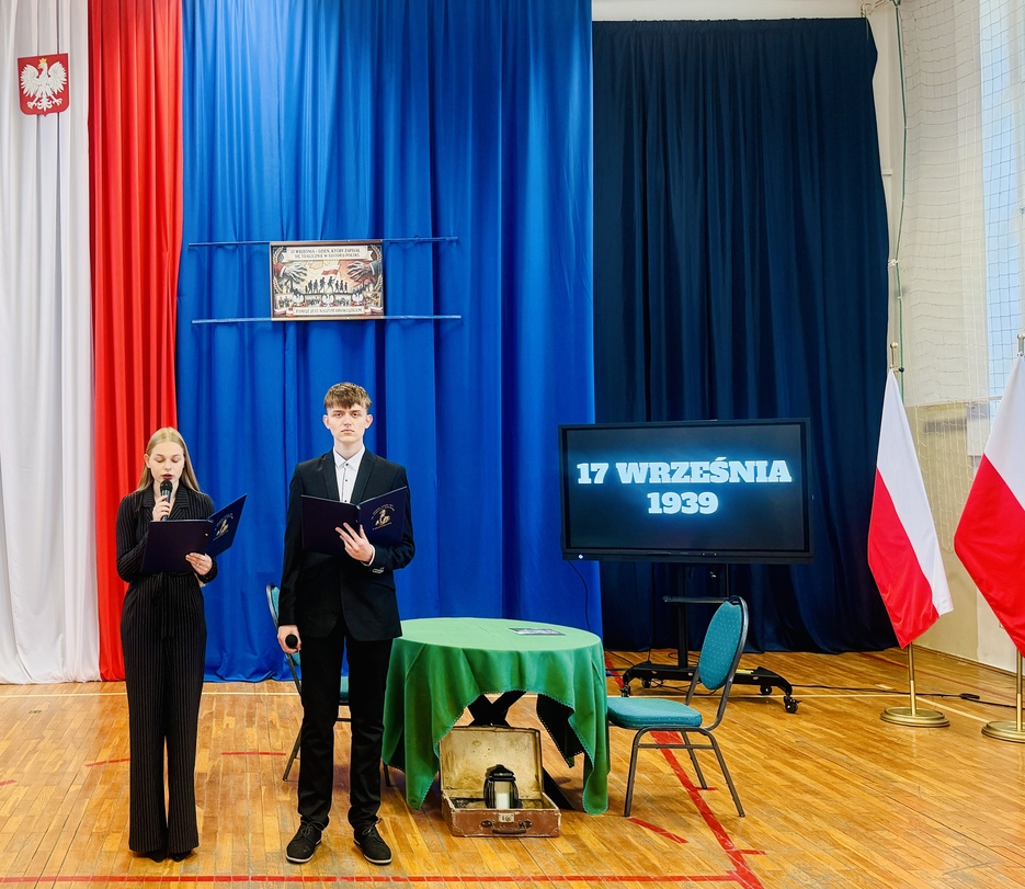młodzież występuje - apel poświęcony 17 września 1939 roku - agresji ZSRR na Polskę.