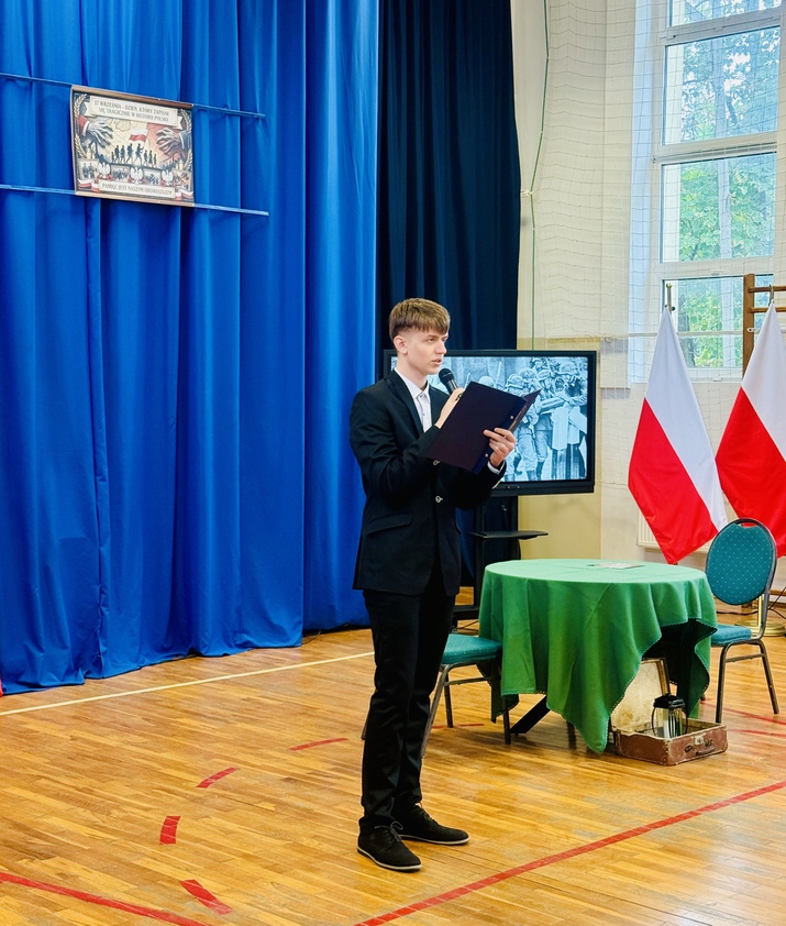 uczeń występuje - apel poświęcony 17 września 1939 roku - agresji ZSRR na Polskę.