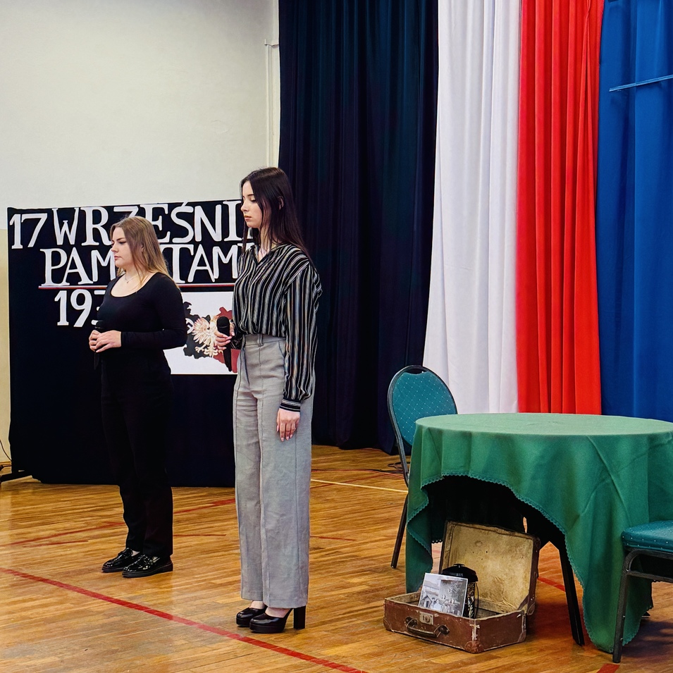 apel poświęcony 17 września 1939 roku - agresji ZSRR na Polskę. Oliwia i Paulina śpiewają pieśń