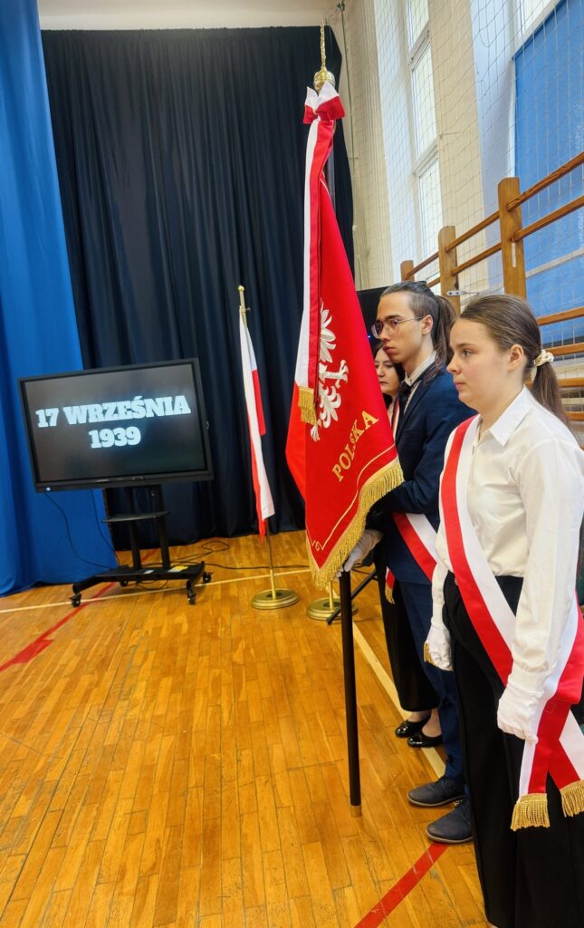 uczniowie z pocztu sztandarowego szkoły