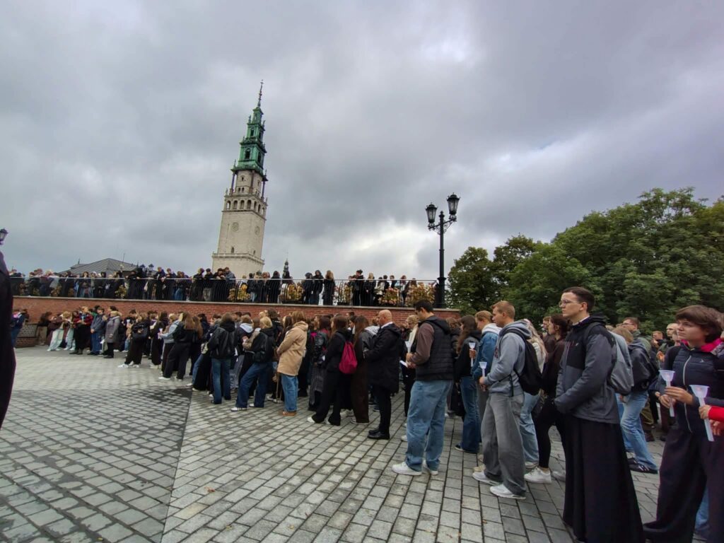 zgromadzona młodzież na drodze krzyżowej