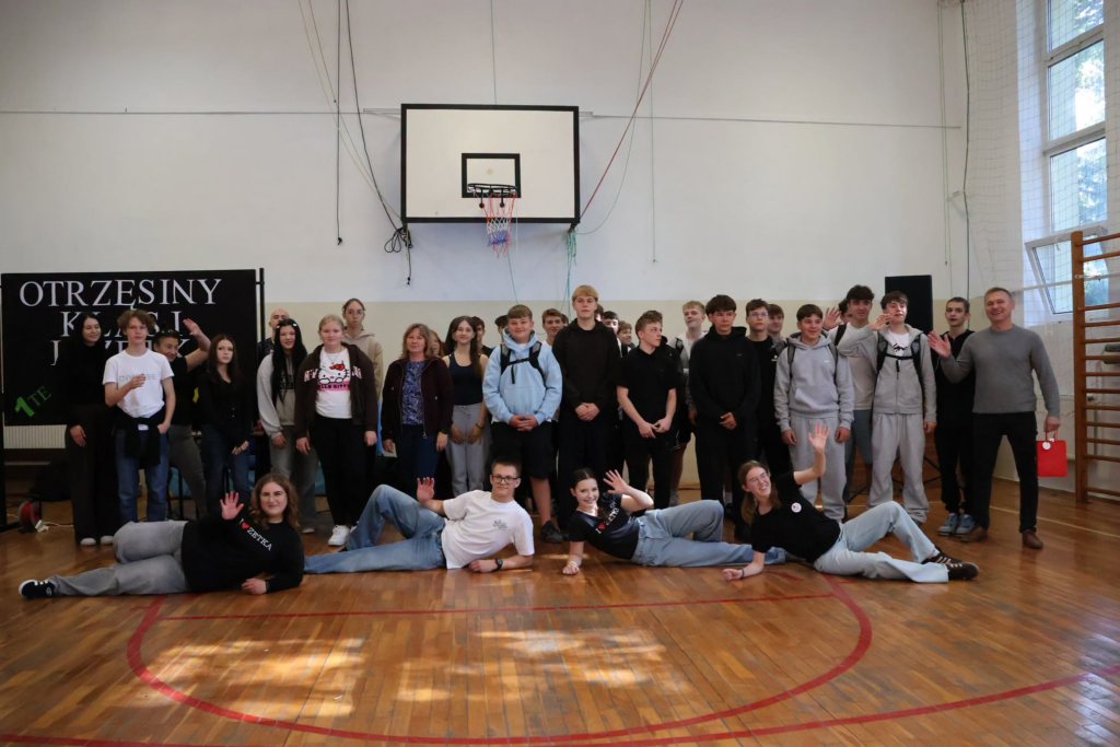 grupa uczniów z klasy 1