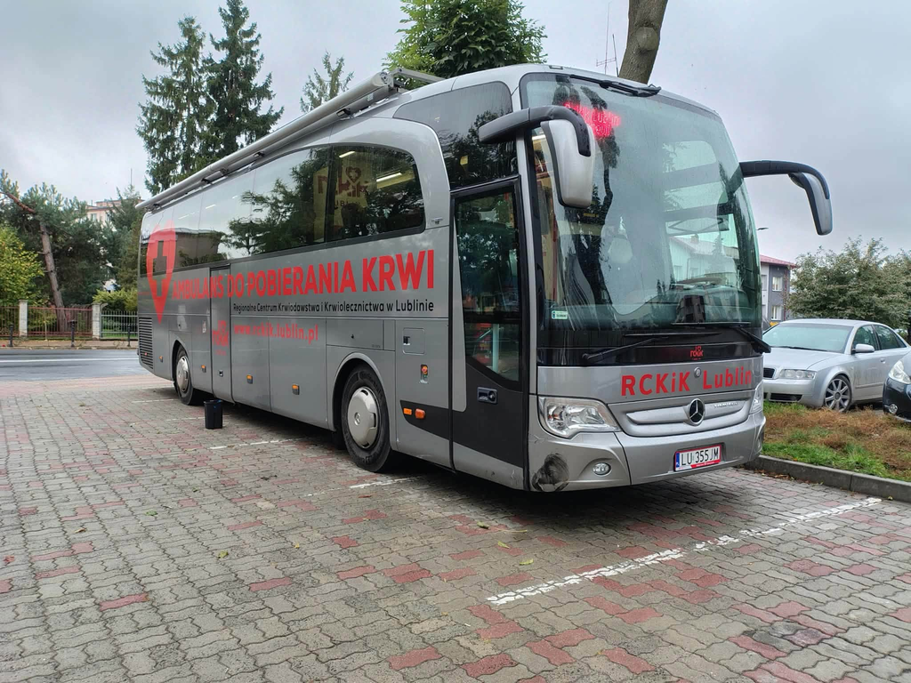 𝐀𝐊𝐂𝐉𝐀 𝐏𝐎𝐁𝐎𝐑𝐔 𝐊𝐑𝐖𝐈 𝐖 𝐊𝐑𝐀𝐒𝐍𝐘𝐌𝐒𝐓𝐀𝐖𝐈𝐄. - UCZNIOWIE ODDAJA KREW - AUTOBUS